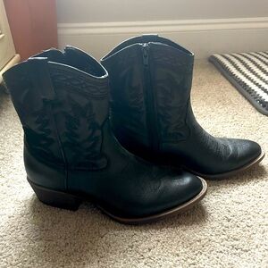 Coconuts by Matisse Vegan Ladies Western boots size 7.5.  Color Black